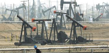 שדה נפט בקליפורניה. האם ביידן יצליח לכופף את ענקיות האנרגיה בארה"ב / צילום: Jae C. Hong, רויטרס