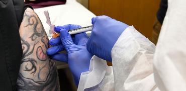 חיסון שניתן למתנדבת במסגרת החיסון הנסיוני של מודרנה / צילום: Hans Pennink, Associated Press