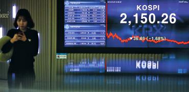 בורסת דרום קוריאה. רווחי החברות ב־KOSPI 200 בענפי המוליכים למחצה, הרכב, הזיקוק והכימיקלים, צפויים לעלות ב־2020 בכ־30% / צילום: Kim Hong-Ji, רויטרס