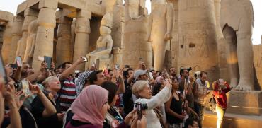 תיירים מצלמים ליד מקדש לוקסור במצרים / צילום: Mohamed Abd El Ghany, רויטרס