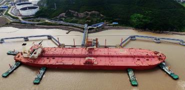 מיכלית נפט בנמל נינגבו־זוהושן שבסין / צילום: China Stringer Network, Associated Press