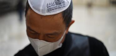 תפילה למען סין בעקבות התפרצות וירוס קורונה, בכותל המערבי בירושלים / צילום: Ariel Schalit, Associated Press