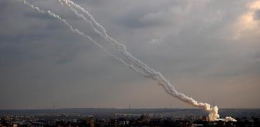 עזה משגרת טילים לעבר ישראל / צילום: Khalil Hamra, Associated Press
