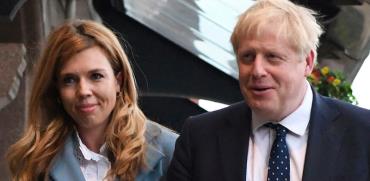 ראש ממשלת בריטניה בוריס ג'ונסון יחד עם בת זוגו קארי סימונדס / צילום: Stefan Rousseau, Associated Press