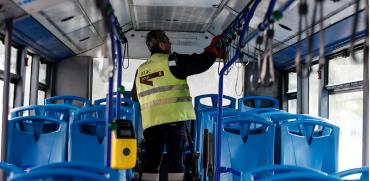 עובד נקיון מחטא אוטובוס ציבורי ברומא למנוע את התפשטות הקורונה בקרב הנוסעים / צילום: Cecilia Fabiano, Associated Press