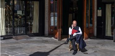 בתי קפה סגורים בצרפת לאחר שראש הממשלה הורה להשבתה כוללת / צילום: Rafael Yaghobzadeh, Associated Press
