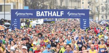 מרתון בעיר באת' במחוז סומרסט בדרום מערב אנגליה, אתמול / צילום: Ben Birchall , Associated Press