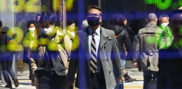 המדדים של בורסת טוקיו משתקפים על אחת החברות הכלכליות במרכז טוקיו / צילום: Koji Sasahara, Associated Press