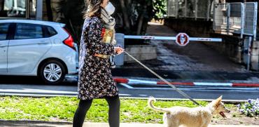 טיול עם הכלב ומסיכה בצל הקורונה / צילום: שלומי יוסף, גלובס