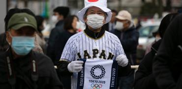 הסמל האולימפי מודפס על דגל מאולתר של אחד הצופים בלהבה האולימפית בפוקושימה, יפן / צילום: Jae C. Hong, Associated Press