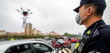 שוטר סיני מנווט רחפן כדי לפקח על האזרחים / צילום: Associated Press