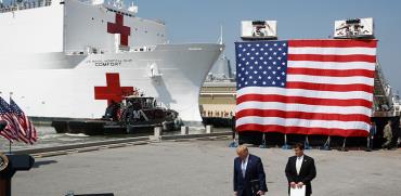 הנשיא טראמפ נפגש עם מזכיר ההגנה, מארק אספר, על ספינה שהוסבה לבית חולים צף / צילום: Patrick Semansky, Associated Press