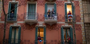 מבודדים בבתיהם בעיר העתיקה של ברצלונה, יוצאים למרפסות להריע לצוותים הרפואיים  / צילום: Emilio Morenatti, Associated Press