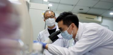 בדיקות קורונה במעבדה בסין  / צילום: Thomas Peter, רויטרס