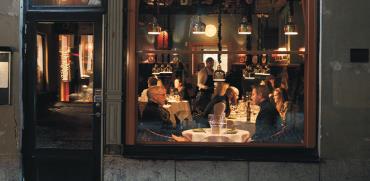 מסעדה בשטוקהולם, בשבוע שעבר. מותר להגיש רק לאנשים יושבים  / צילום: David Keyton, Associated Press