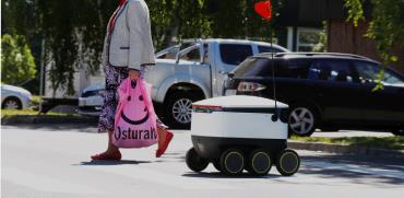 רובוט אוטונומי של חברת סטארשיפ. ביצעה 100 אלף משלוחים בעולם  / צילום: רויטרס