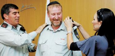 אשכנזי (משמאל) מעניק דרגות אלוף לפצ"ר מנדלבליט בשנת 2008. החיוכים התחלפו בחקירות / צילום: דובר צה"ל