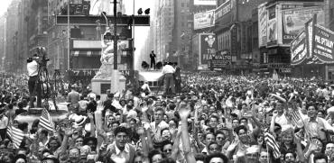 אלפים בכיכר טיימס בניו יורק חוגגים את סוף מלחמת העולם השנייה, 1945 / צילום: Associated Press
