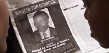 מודעת המבוקש של פליסיאן קבוגה שהיה אחראי לרצח עם / צילום: George Mulala, רויטרס