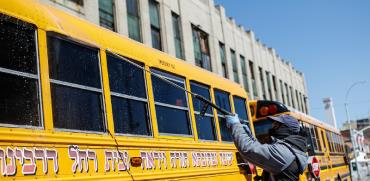 חיטוי של אוטובוס של הקהילה חרדית בברוקלין בחודש מרץ / צילום: Chris Pizzello, Associated Press