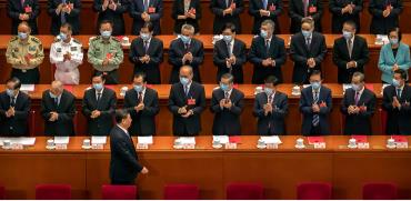 הפרלמנט הסיני מריע לנשיא שי ג'ינגפינג בהגיעו להצבעה על הגבלת האוטונומיה של הונג קונג, ב־28 במאי / צילום: Mark Schiefelbein, Associated Press
