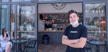 אריאל ווקס שנאלץ לסגור את בית הקפה שפתח / אינפוגרפיקה: רפי קוץ
