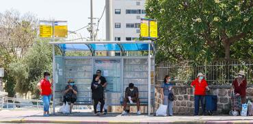תחנת אוטובוס ברמלה. ממתינים / צילום: שלומי יוסף, גלובס