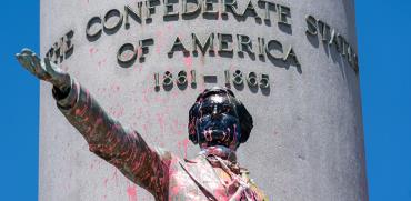פסלו של מנהיג הקונפדרציה, ג'פרי דיוויס, מושחת בריצ'מונד וריג'ניה / צילום: Ben Birchall , Associated Press