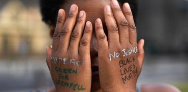 מפגינה בעד זכויות השחורים. "זו מחאה תודעתית, שהפכה גלובלית. כל העולם משתתף" / צילום: Alberto Pezzali, Associated Press