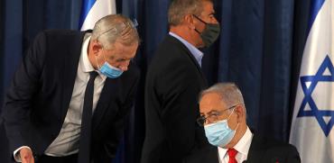 בנימין נתניהו ובני גנץ ומאחוריהם גבי אשכנזי / צילום: MENAHEM KAHANA, Associated Press