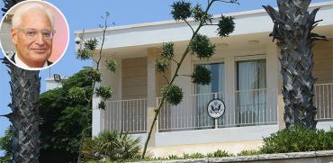 בית השגריר ברחוב תכלת (השגריר האמריקאי דיוויד פרידמן בעיגול) / צילום: איל יצהר, קובי גדעון - לע"מ