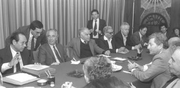 1985: מצילים את המשק ישיבת הממשלה, בראשות רה"מ שמעון פרס, שדנה באישור תוכנית הייצוב הכלכלית / צילום: HERMAN CHANANIA, לע"מ