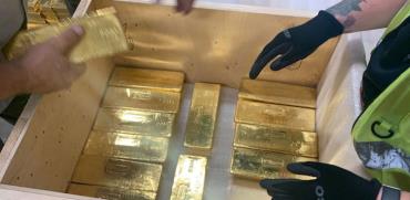משלוח של מטילי זהב לבנק המרכזי של פולין. הזהב לא מספק תשואה שוטפת / צילום: An xin, G4S, רויטרס