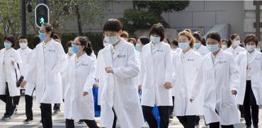 צוותים רפואיים בווהאן. רק ל־14% מהסינים יש מספיק חסכונות להתמודד עם מקרה חירום רפואי  / צילום: Ng Han Guan, Associated Press