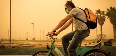 רוכב אופניים על רקע זיהום בתל אביב / צילום: שלומי יוסף, גלובס