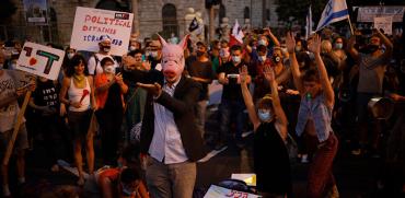 מפגינים מול בלפור בירושלים אמש / צילום: Ariel Schalit, Associated Press