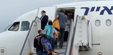 נוסעים אזרים עולים למטוס של ישראייר שנחת בטשקרט וממריא לבאקו / צילום: מוני שפיר