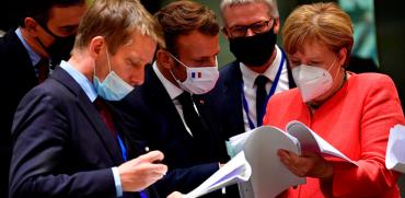 הקאנצלרית אנגלה מרקל ונשיא צרפת עמנואל מקרון סוגרים פינות אחרונות בתוכנית / צילום: John Thys, Associated Press