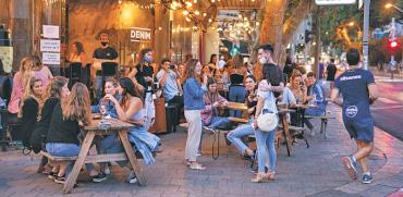 מסעדה בתל אביב. חלק ניכר ממקומות הישיבה בחוץ / צילום: Amir Cohen, רויטרס