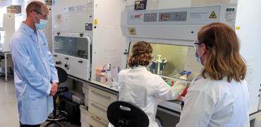 הניסך וויליאם מבקר במעבדה באוקספורד, שבה מפתחים חיסון לקורונה  / צילום: Steve Parsons, Associated Press
