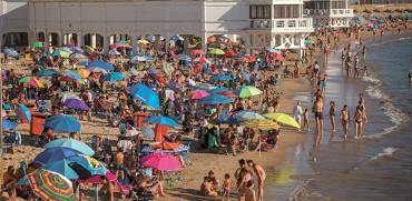 חוף בדרום ספרד, לפני שבועיים. המוני צעירים שטפו את החופים והברים ברחבי באירופה / צילום: Emilio Morenatti, Associated Press