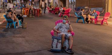 צעיר יושב לבד במדרחוב בתל אביב / צילום: כדיה לוי, גלובס
