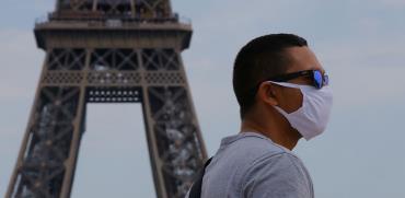 פריז. הממשלה במדינה כי החל מיום שני הקרוב תוטל חובת לבישת מסכה גם באוויר הפתוח / צילום: Michel Euler, Associated Press