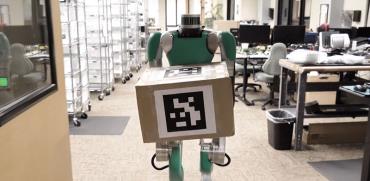 רובוט במחסני החברה. מסייע להתמודד עם הצורך בריחוק חברתי / צילום: מתוך סרטון של פדקס