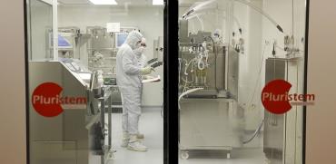 המעבדה של פלוריסטם. מזכר ההבנות נותן לחברה גישה למטופלים   / צילום: Baz Ratner , רויטרס