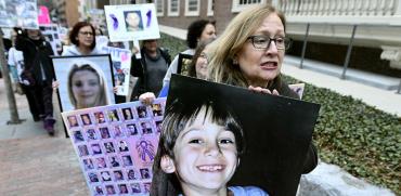 מתוך הפגנות של משפחות בארה"ב שאיבדו את ילדיהם כתוצאה ממנות יתר של משככי כאבים מבוססי אופיום  / צילום: Josh Reynolds, Associated Press