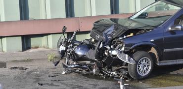הרכב עם אחד האופנועים שהתנגשו אחד בשני. חשד לטרור איסלאמי / צילום: Paul Zinken, Associated Press