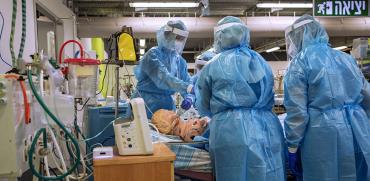 הצוות הרפואי במחלקת קורונה בבית חולים רמב"ם מתרגל טיפול בחולה קורונה עם מכונת הנשמה. הכניסה לגל השני הצריכה כוננות גבוהה מצד מחלקות הקורונה בישראל / צילום: Oded Balilty, Associated Press