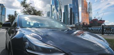 מכונית של טסלה ברוסיה. הצלחת החברה גוררת חברות בתחום החשמלי להנפיק בוול סטריט / צילום: EVGENIA NOVOZHENINA, רויטרס