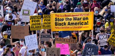 צעדה לזכר ג'ייקוב בלייק, שבת. טראמפ משמתש במחאות כדי להפחיד את אמריקה הלבנה / צילום: Morry Gash, Associated Press